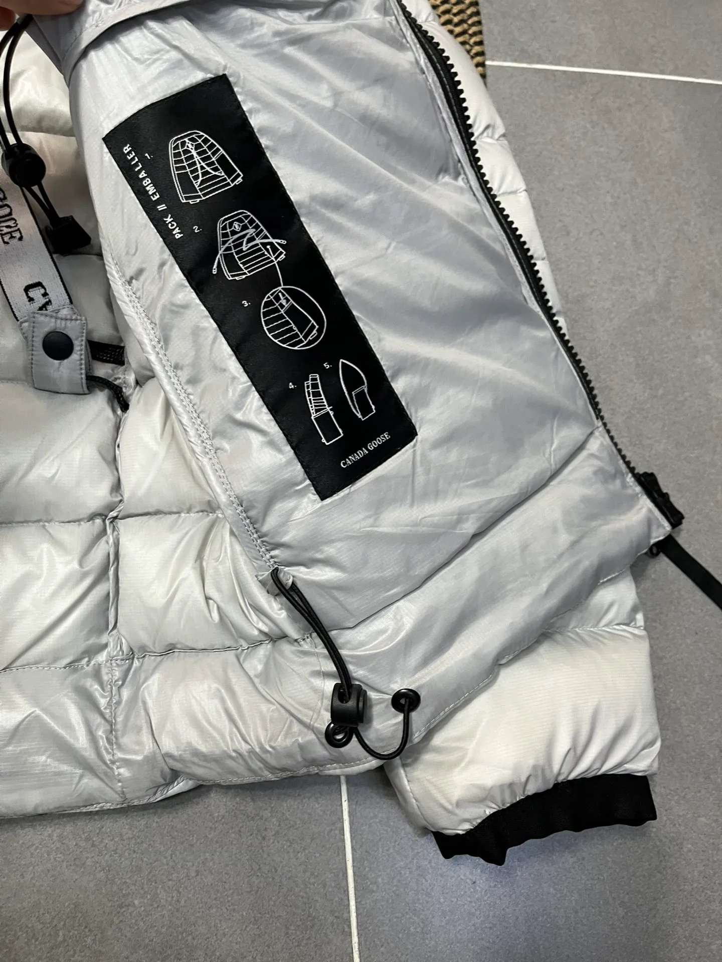 P860 Top 🔥purchase version 𝘾𝘼𝙉𝘼𝘿𝘼 𝙂𝙊𝙊𝙎𝙀/Canada Goose 2227 thin and light model. It’s super lightweight and doesn’t feel any weight on your upper body at all! Show more temperament‼  Canada Goose, a Canadian brand, has always been recognized as the warmest down jacket. Various Instagram celebrities, Internet celebrities, and celebrities often wear it for street photos. I make Canada Goose every year, but I still can’t get rid of my love for the goose. No matter how cold the winter is, there is no need to be afraid. Canada Goose is the legendary warmest down jacket and is known as a must-have for Arctic outdoor sports! The most popular down jacket in the world, celebrities are rushing to buy it, it is a must-have! Size: S-2XL Color: silver gray (red label) silver gray (black label), black (red label), black (black label), dark blue